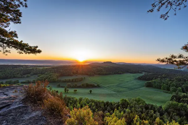Pfaffenstein masa tepesi dağ, kumtaşı uçurumundan Saksonya İsviçre 'nin derin sisli vadisine güzel bir sabah manzarası. Kum taşı zirveleri sisli Almanya 'dan yükseldi.