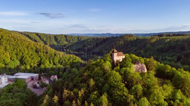 Tarihsel şato Litice, Bohemya, Çek Cumhuriyeti 'nin ormandaki büyülü günbatımı. Havadan ilkbahar görünümü.