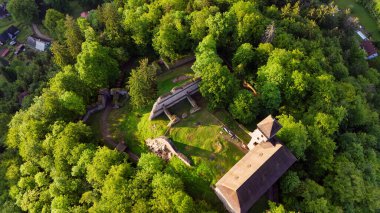 Tarihsel şato Litice, Bohemya, Çek Cumhuriyeti 'nin ormandaki büyülü günbatımı. Havadan ilkbahar görünümü.