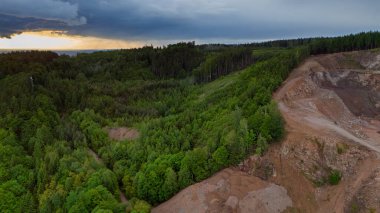 Taş madenindeki kazıcının hava görüntüsü. Taş ocağı ve ağır makinenin üst görüntüsü. İnşaat malzemeleri için taş madenciliği, Litice, Çek Cumhuriyeti.