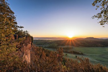Sakson İsviçre 'deki Masa Dağı Pfaffenstein, Alman bölümü. Pfaffenstein 'in tepesinde güzel bir bahar gündoğumu.