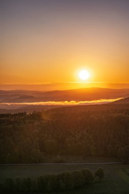 Sakson İsviçre 'deki Masa Dağı Pfaffenstein, Alman bölümü. Pfaffenstein 'in tepesinde güzel bir bahar gündoğumu.