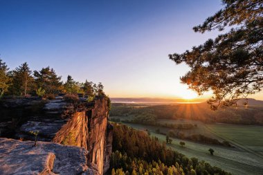 Sakson İsviçre 'deki Masa Dağı Pfaffenstein, Alman bölümü. Pfaffenstein 'in tepesinde güzel bir bahar gündoğumu.