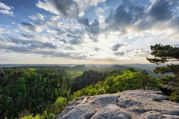 Carolafelsen ve Schrammsteine 'in Saxon İsviçre' deki vadisinin manzarası.