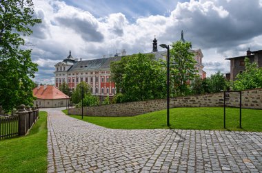 BROUMOV, CZECH REPUBLIC - 25 Nisan 2024: Gotik tarzda inşa edilmiş St. Vojtech Kilisesi ile manastır. Benzersiz bir manastır kütüphanesi ve Torino Örtüsü 'nün bir kopyası var. Ulusal kültür mirası.