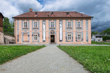 BROUMOV, CZECH REPUBLIC - 25 Nisan 2024: Gotik tarzda inşa edilmiş St. Vojtech Kilisesi ile manastır. Benzersiz bir manastır kütüphanesi ve Torino Örtüsü 'nün bir kopyası var. Ulusal kültür mirası.