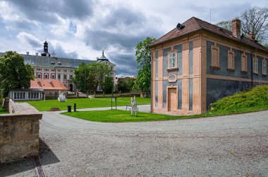 BROUMOV, CZECH REPUBLIC - 25 Nisan 2024: Gotik tarzda inşa edilmiş St. Vojtech Kilisesi ile manastır. Benzersiz bir manastır kütüphanesi ve Torino Örtüsü 'nün bir kopyası var. Ulusal kültür mirası.