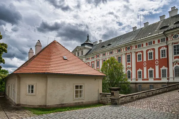 BROUMOV, CZECH REPUBLIC - 25 Nisan 2024: Gotik tarzda inşa edilmiş St. Vojtech Kilisesi ile manastır. Benzersiz bir manastır kütüphanesi ve Torino Örtüsü 'nün bir kopyası var. Ulusal kültür mirası.