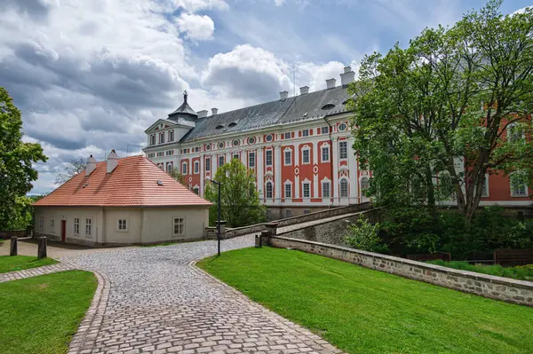 BROUMOV, CZECH REPUBLIC - 25 Nisan 2024: Gotik tarzda inşa edilmiş St. Vojtech Kilisesi ile manastır. Benzersiz bir manastır kütüphanesi ve Torino Örtüsü 'nün bir kopyası var. Ulusal kültür mirası.