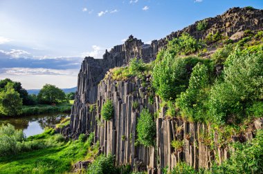 Herrnhausfelsen olarak da adlandırılan bazalt sütunların çokgen yapılarına, Prachen (Çek Cumhuriyeti) yakınlarındaki doğal anıt Panska skala 'ya bakınız. Bazalt, patlamadan sonra oluşan bir volkanik kayadır..