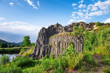 Herrnhausfelsen olarak da adlandırılan bazalt sütunların çokgen yapılarına, Prachen (Çek Cumhuriyeti) yakınlarındaki doğal anıt Panska skala 'ya bakınız. Bazalt, patlamadan sonra oluşan bir volkanik kayadır..