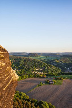 Lilienstein Dağı 'ndan Koenigstein kasabası ve çevresindeki kayalar, tarlalar, ağaçlar ve Elbe nehri, Sakson İsviçre, Almanya.