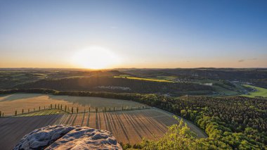 Lilienstein Dağı 'ndan Koenigstein kasabası ve çevresindeki kayalar, tarlalar, ağaçlar ve Elbe nehri, Sakson İsviçre, Almanya.