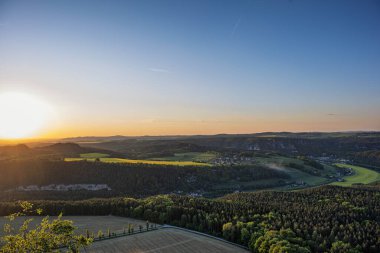 Lilienstein Dağı 'ndan Koenigstein kasabası ve çevresindeki kayalar, tarlalar, ağaçlar ve Elbe nehri, Sakson İsviçre, Almanya.