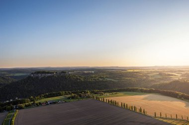 Lilienstein Dağı 'ndan Koenigstein kasabası ve çevresindeki kayalar, tarlalar, ağaçlar ve Elbe nehri, Sakson İsviçre, Almanya.