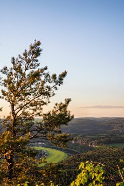 Lilienstein Dağı 'ndan Koenigstein kasabası ve çevresindeki kayalar, tarlalar, ağaçlar ve Elbe nehri, Sakson İsviçre, Almanya.