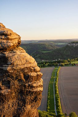Lilienstein Dağı 'ndan Koenigstein kasabası ve çevresindeki kayalar, tarlalar, ağaçlar ve Elbe nehri, Sakson İsviçre, Almanya.