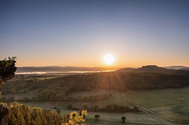 Pfaffenstein 'dan baharda Sakson İsviçre' ye doğru bir görüntü. Almanya