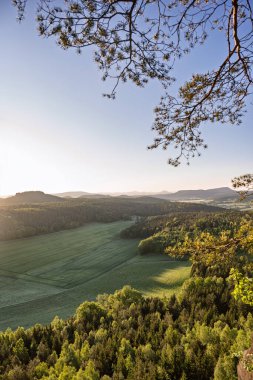 Pfaffenstein 'dan baharda Sakson İsviçre' ye doğru bir görüntü. Almanya