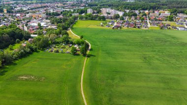 Tyniste nad Orlici, Çek Cumhuriyeti - 21 Mayıs 2025: Şehir ve tren istasyonu yukarıdan görülüyor.