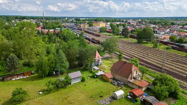 Tyniste nad Orlici, Çek Cumhuriyeti - 21 Mayıs 2025: Şehir ve tren istasyonu yukarıdan görülüyor.