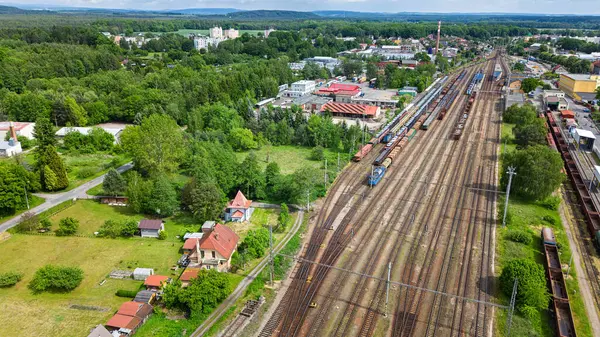 Tyniste nad Orlici, Çek Cumhuriyeti - 21 Mayıs 2025: Şehir ve tren istasyonu yukarıdan görülüyor.