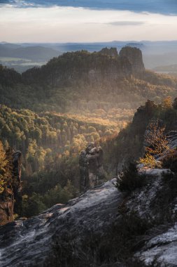 Elbe kumtaşı dağlarındaki carolafelsen manzarası, Almanya.