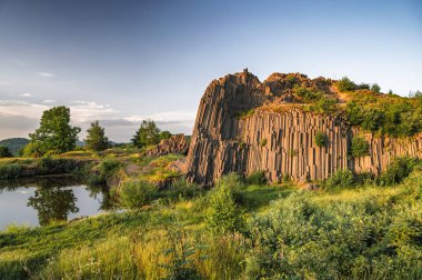 Herrnhausfelsen olarak da adlandırılan bazalt sütunların çokgen yapılarına, Prachen (Çek Cumhuriyeti) yakınlarındaki doğal anıt Panska skala 'ya bakınız. Bazalt alışılmadık bir volkanik kayadır..