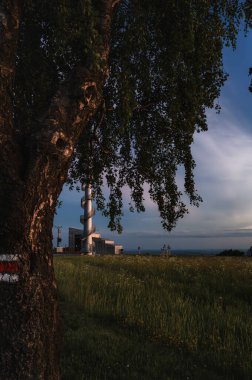 Gözetleme kulesi Sibenik, Novy Hradek köyü yakınlarındaki Kartal (Orlicke) Dağları, Çek Cumhuriyeti. Gözlem kulesinin temelinde asıl rüzgar santrali sütunu kullanıldı.