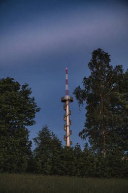 Gözetleme kulesi Sibenik, Novy Hradek köyü yakınlarındaki Kartal (Orlicke) Dağları, Çek Cumhuriyeti. Gözlem kulesinin temelinde asıl rüzgar santrali sütunu kullanıldı.