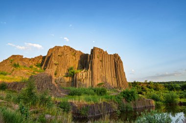 Bazalt sütunların çokgen yapıları, Çek Cumhuriyeti 'nin Kamenicky Senov yakınlarındaki doğal anıt Panska skala. Kamenicky Senov, Çek Cumhuriyeti yakınlarındaki Panska Skala 'nın bazalt organ boruları. 
