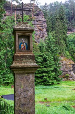 Dolsky mlyn ve kamenice nehri, Kuzey Bohemya 'da yaz başında Bohem İsviçre' de. Yağmurlu gün. 