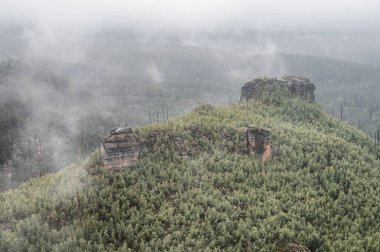 Maria 'ya veya Mariina skala' ya doğru yürüyüş yapmak bir kayanın üzerine inşa edilmiş ahşap bir bakış açısı. İsviçre 'nin Bohemian şehrindeki Jetrichovice şehrinin güzel bir manzarası vardır. Sisli bir sabah.