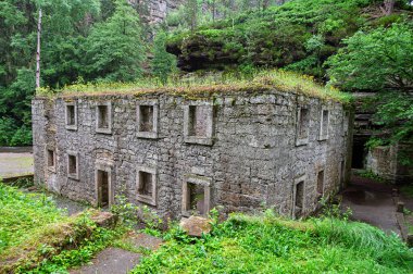 Kamenice nehri, Bohem İsviçre 'deki terk edilmiş Dolsky Mill' in güzel manzarası. Peri masalı toprakları. Elbe Kumtaşı Dağları 'nın efsanevi doğal manzarası.