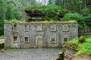 Kamenice nehri, Bohem İsviçre 'deki terk edilmiş Dolsky Mill' in güzel manzarası. Peri masalı toprakları. Elbe Kumtaşı Dağları 'nın efsanevi doğal manzarası.