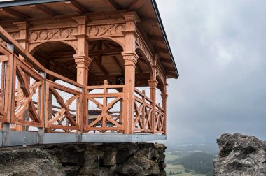 Jetrichovice, Çek Cumhuriyeti - Mariina Vyhlidka 'nın (Mary' nin manzarası) puslu Çek yaz gündoğumu ile Bohemian İsviçre Ulusal Parkı 'nda gözcülük