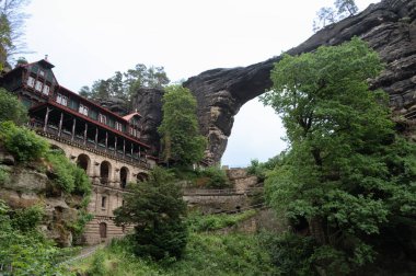 İsviçre 'nin Bohemian Ulusal Parkı' ndaki Pravcicka Kapısı 'na yürüyüş. Avrupa 'nın en büyük doğal kemeri. Yaz yağmurlu günü. 