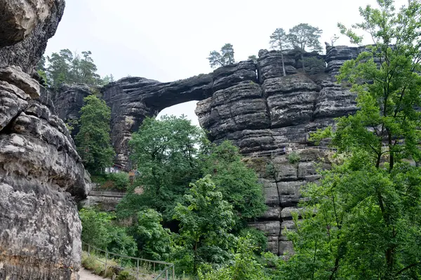 İsviçre 'nin Bohemian Ulusal Parkı' ndaki Pravcicka Kapısı 'na yürüyüş. Avrupa 'nın en büyük doğal kemeri. Yaz yağmurlu günü. 