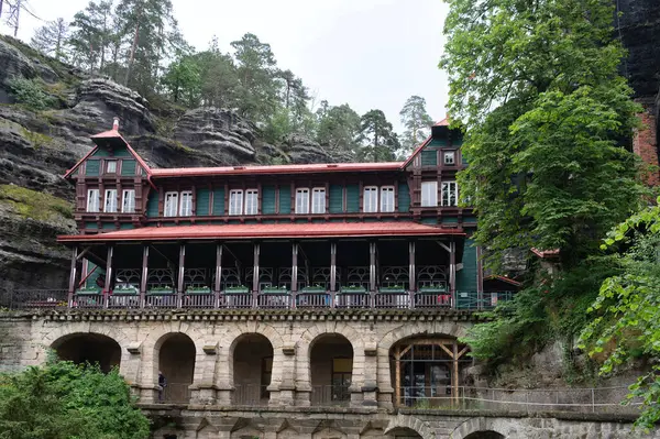 İsviçre 'nin Bohemian Ulusal Parkı' ndaki Pravcicka Kapısı 'na yürüyüş. Avrupa 'nın en büyük doğal kemeri. Yaz yağmurlu günü. 