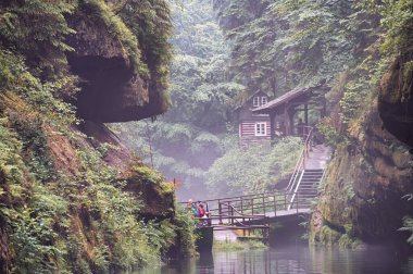 Hrensko, Çek Cumhuriyeti - 23 Haziran 2021: Çek Cumhuriyeti 'nin Bohemya kenti Hrensko yakınlarındaki Edmundova Souteska (Edmund Boğazı) teknesinde turistler