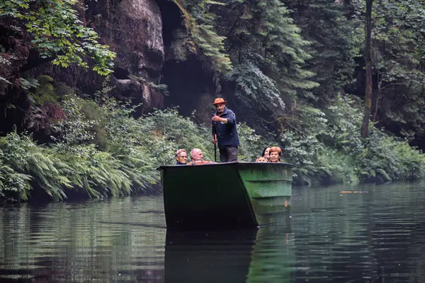 Hrensko, Çek Cumhuriyeti - 23 Haziran 2021: Çek Cumhuriyeti 'nin Bohemya kenti Hrensko yakınlarındaki Edmundova Souteska (Edmund Boğazı) teknesinde turistler