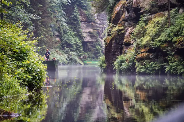 Hrensko, Çek Cumhuriyeti - 23 Haziran 2021: Çek Cumhuriyeti 'nin Bohemya kenti Hrensko yakınlarındaki Edmundova Souteska (Edmund Boğazı) teknesinde turistler