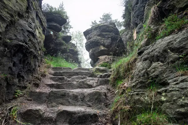 Büyük Tisa Kayaları - Bohemian İsviçre 'de doğal kaya oluşumları, Muhteşem kaya oluşumu Tiske steny, Çek Cumhuriyeti.