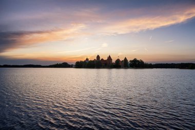 Gündoğumunda Trakai Adası Kalesi ve Galve Gölü - Trakai, Litvanya