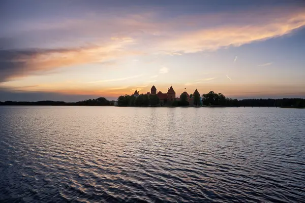 Gündoğumunda Trakai Adası Kalesi ve Galve Gölü - Trakai, Litvanya