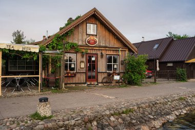 Trakai, Litvanya - 1 Haziran 2025: Litvanya 'da geleneksel ahşap evler