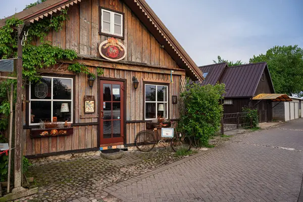 Trakai, Litvanya - 1 Haziran 2025: Litvanya 'da geleneksel ahşap evler