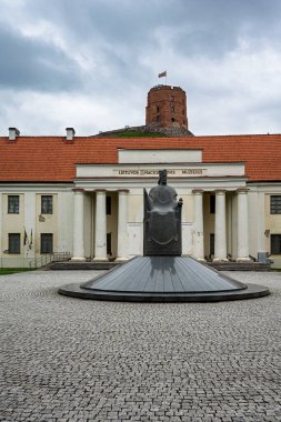 Vilnius, Litvanya - 2 Haziran 2025: Litvanya Ulusal Müzesi ve Gediminas Kalesi - Vilnius, Litvanya