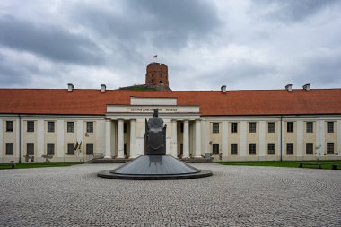 Vilnius, Litvanya - 2 Haziran 2025: Litvanya Ulusal Müzesi ve Gediminas Kalesi - Vilnius, Litvanya