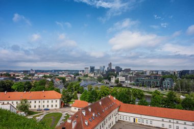 VILNIUS, Litvanya - JUne 2 2025: Vilnius 'un eski ve modern kısmının panoramik şehir manzarası 